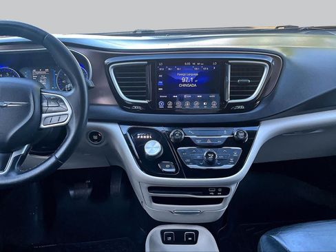 Used 2017 Chrysler Pacifica Touring-L FWD image 7
