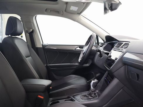 Used 2022 Volkswagen Tiguan SE w/ Panoramic Sunroof Package image 21