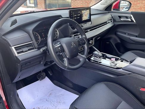 Used 2025 Mitsubishi Outlander ES image 13