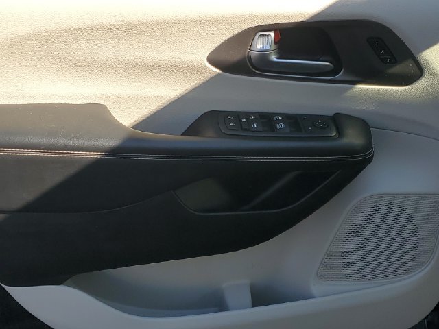 Used 2021 Chrysler Pacifica Touring-L FWD image 17