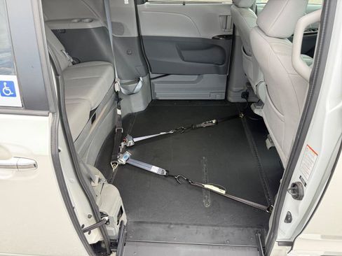 Used 2017 Toyota Sienna XLE w/ XLE Navigation Package FWD image 16