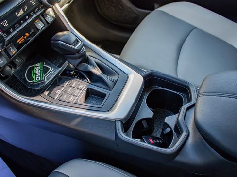 Used 2021 Toyota RAV4 XLE Premium image 32