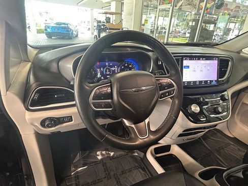 Used 2022 Chrysler Pacifica Touring-L image 32