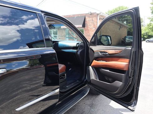 Used 2018 Cadillac Escalade Luxury AWD/4WD image 10