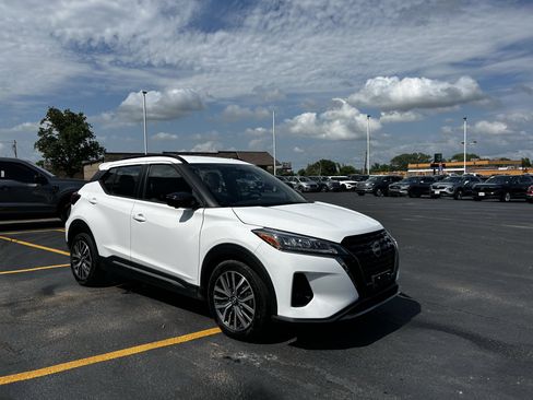 Used 2024 Nissan Kicks SR w/ SR Premium Package FWD image 3