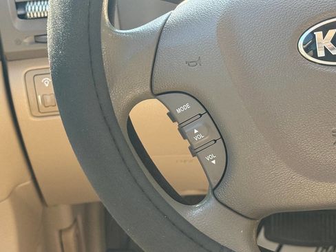 Used 2014 Kia Sedona LX FWD image 25