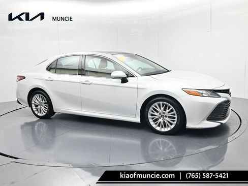 Used 2018 Toyota Camry XLE FWD image 1