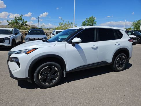 Used 2024 Nissan Rogue SV image 1