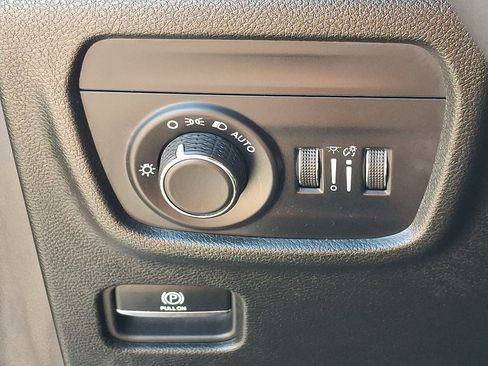 Used 2023 Jeep Grand Cherokee Altitude AWD/4WD image 25