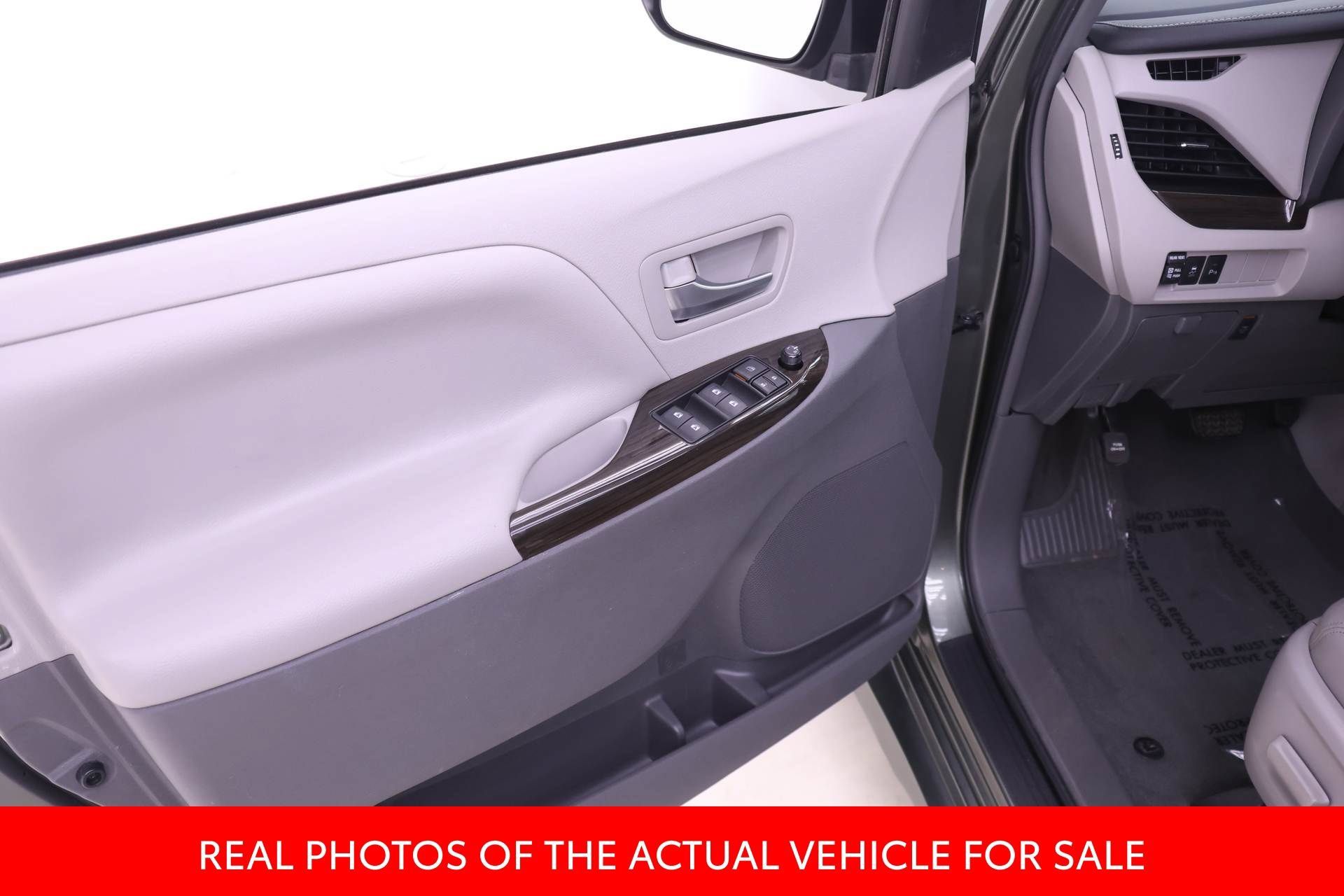 Used 2019 Toyota Sienna XLE w/ XLE Navigation Package FWD image 9