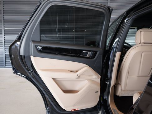 Certified 2023 Porsche Cayenne w/ Premium Package AWD/4WD image 24