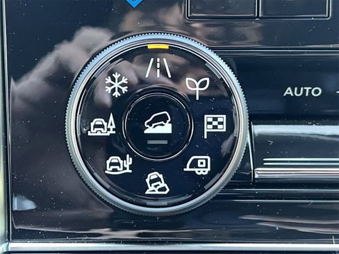 New 2025 Nissan Armada SL w/ Captain's Chari Seat Package image 6