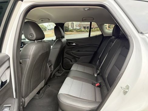 Used 2025 Chevrolet Trax LT w/ LT Convenience Package image 27