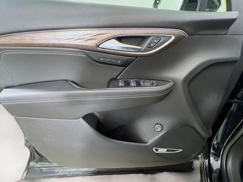 Used 2022 Buick Envision Avenir w/ Technology Package II image 34