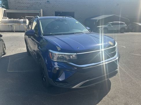 Used 2022 Volkswagen Taos SE w/ Panoramic Sunroof Package FWD image 1