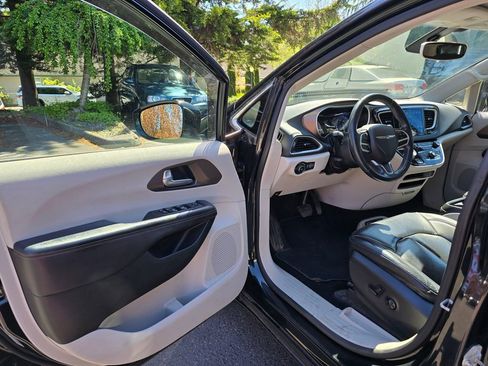 Used 2018 Chrysler Pacifica Touring-L w/ Premium Audio Group FWD image 7