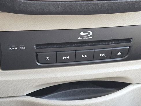 Used 2013 Chrysler Town & Country Touring-L w/ Driver Convenience Group image 6