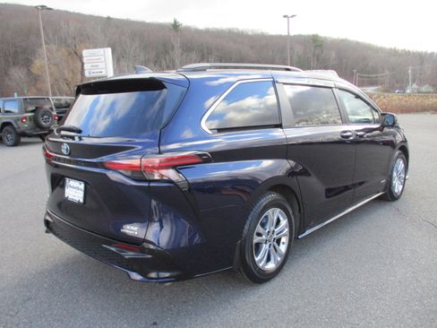 Used 2021 Toyota Sienna XSE w/ XSE Plus Package image 5