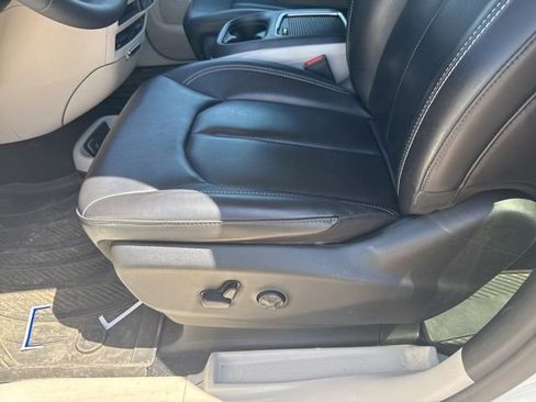 Used 2023 Chrysler Pacifica Touring-L w/ Uconnect Theater Family Group AWD/4WD image 15