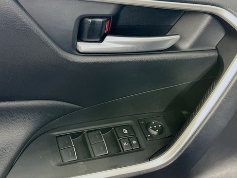Used 2025 Toyota RAV4 XLE FWD image 15