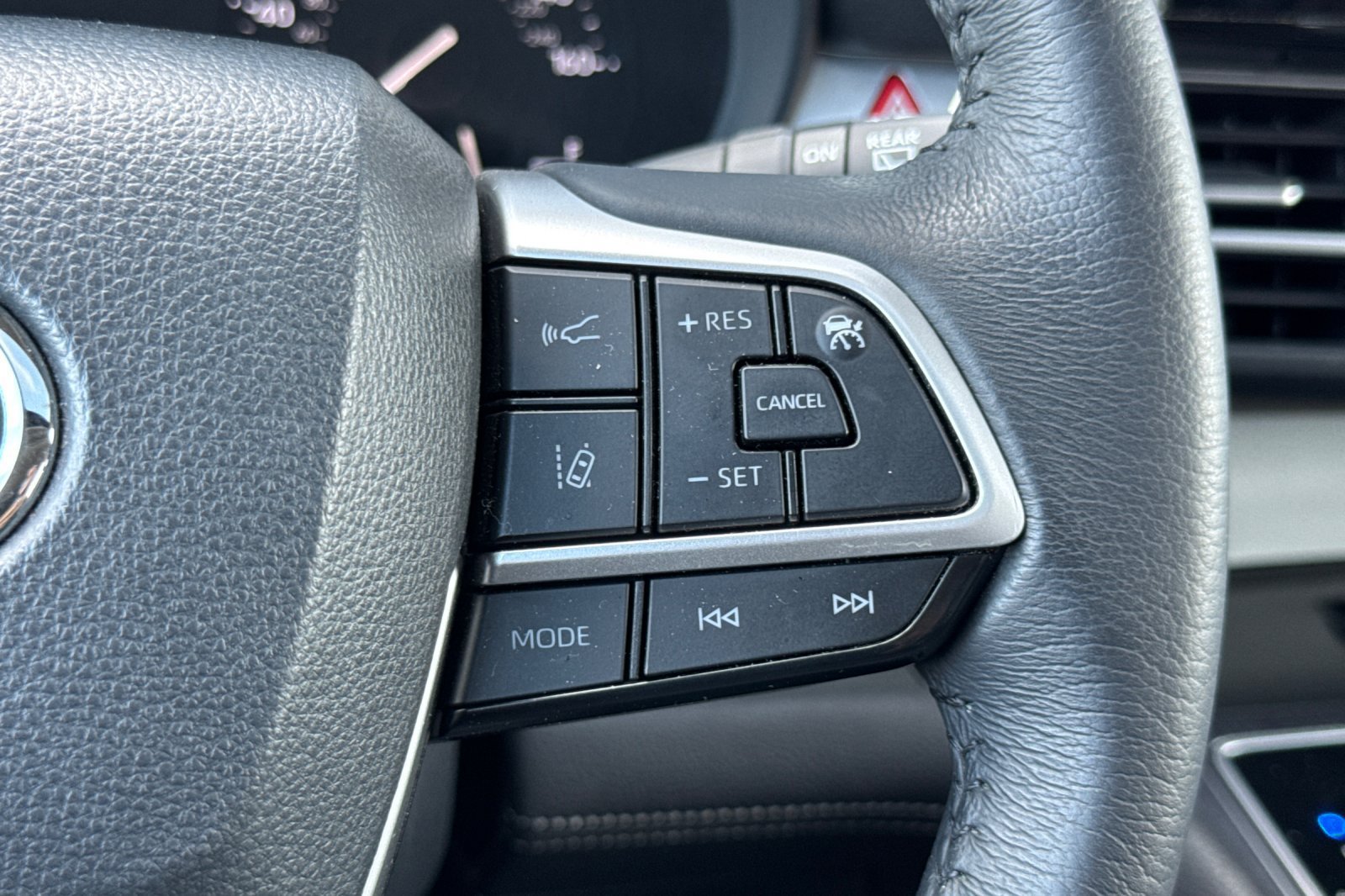 Used 2025 Toyota Sienna XLE FWD image 38