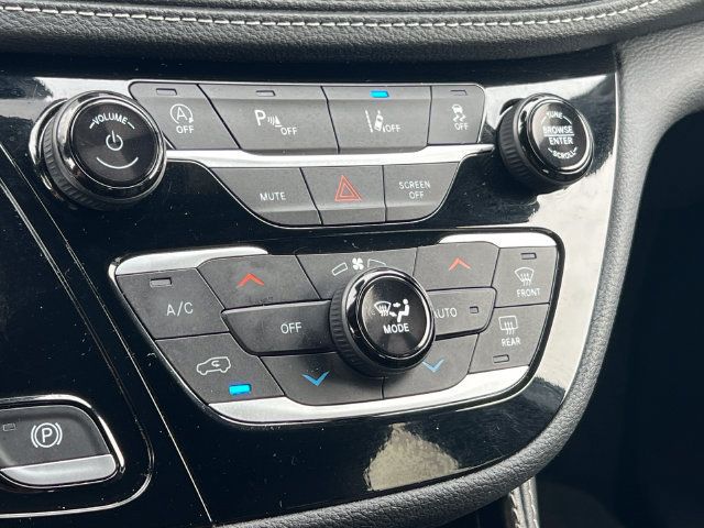 Used 2025 Chrysler Pacifica Limited FWD image 31