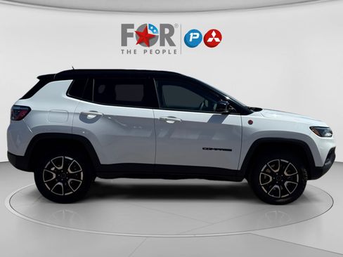 Used 2025 Jeep Compass Trailhawk AWD/4WD image 6