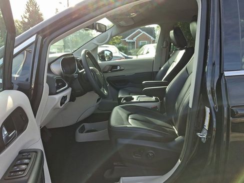 Used 2024 Chrysler Pacifica Touring-L image 16