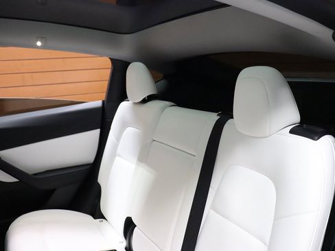 Used 2022 Tesla Model Y Long Range image 43