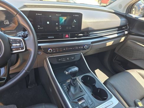 Used 2025 Kia Carnival FWD image 20