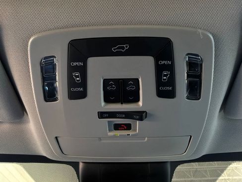 Used 2026 Toyota Sienna XLE FWD image 19