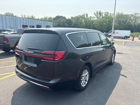 Used 2023 Chrysler Pacifica Touring-L FWD image 8