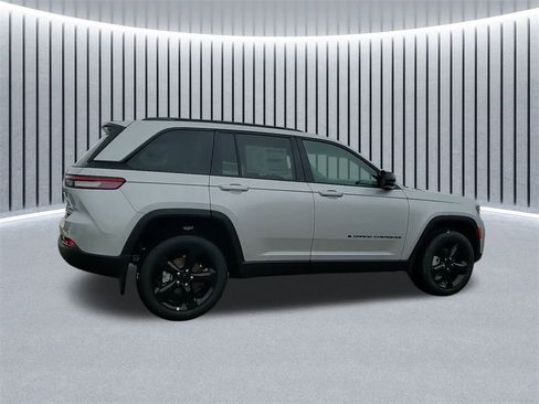 New 2025 Jeep Grand Cherokee Limited w/ Black Appearance Package image 7