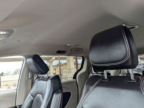 Used 2023 Chrysler Pacifica Touring-L image 22