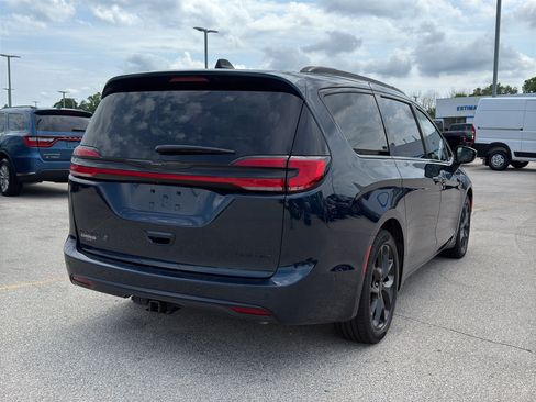 Used 2024 Chrysler Pacifica Limited w/ S Appearance Package FWD image 5