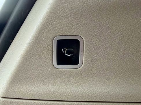 Used 2017 Chrysler Pacifica Touring-L FWD image 19