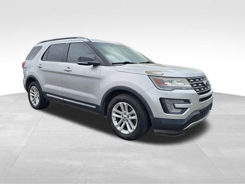 Used 2016 Ford Explorer XLT w/ Equipment Group 202A image 7