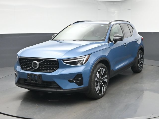 Used 2024 Volvo XC40 B5 Plus w/ Climate Package AWD/4WD image 3