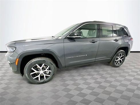 New 2025 Jeep Grand Cherokee Limited w/ Luxury Tech Group II image 24