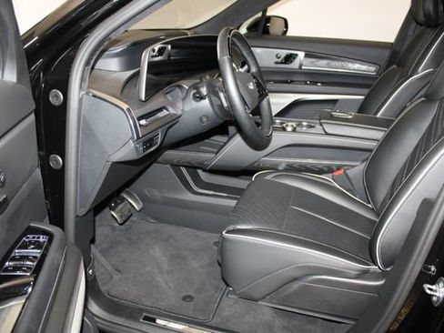 Certified 2026 Cadillac Vistiq Platinum w/ LPO, Floor Liner Package AWD/4WD image 7