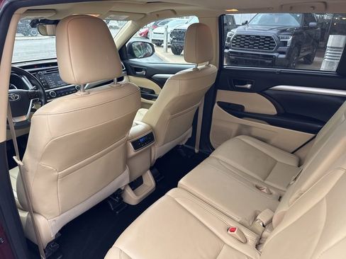 Used 2018 Toyota Highlander XLE image 16