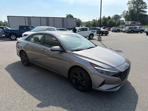 Used 2023 Hyundai Elantra SEL w/ Cargo Package FWD image 9