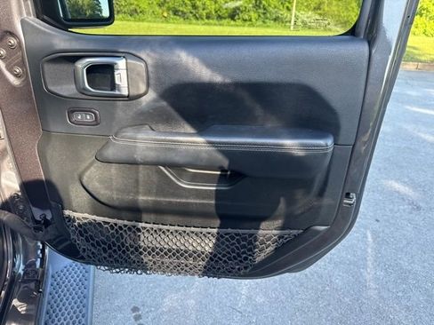 Used 2018 Jeep Wrangler Unlimited Sahara AWD/4WD image 9