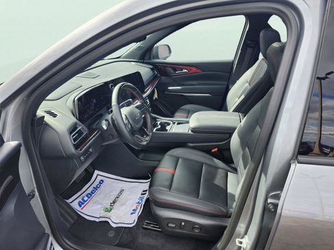 Used 2025 Chevrolet Traverse RS image 9