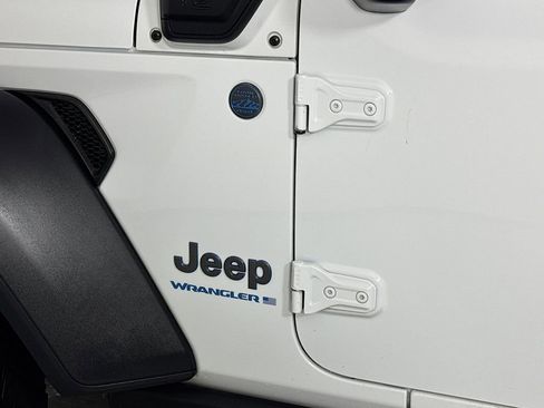 Used 2023 Jeep Wrangler Unlimited w/ Sun & Screen Package image 8