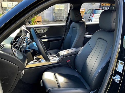 Used 2025 Mercedes-Benz GLB 250 4MATIC image 27