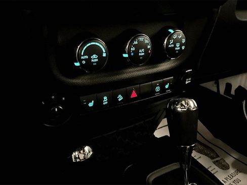 Used 2017 Jeep Wrangler Unlimited Sahara image 15