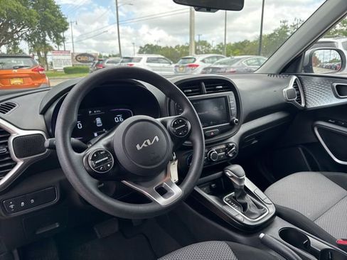Used 2025 Kia Soul LX w/ LX Technology Package FWD image 22