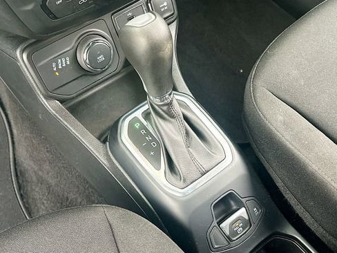 Used 2019 Jeep Renegade Latitude w/ Cold Weather Group AWD/4WD image 17