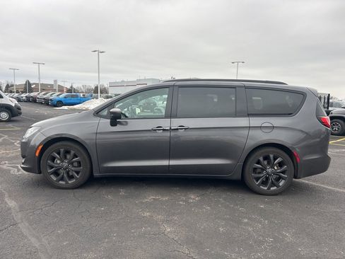 Used 2020 Chrysler Pacifica Touring-L image 6